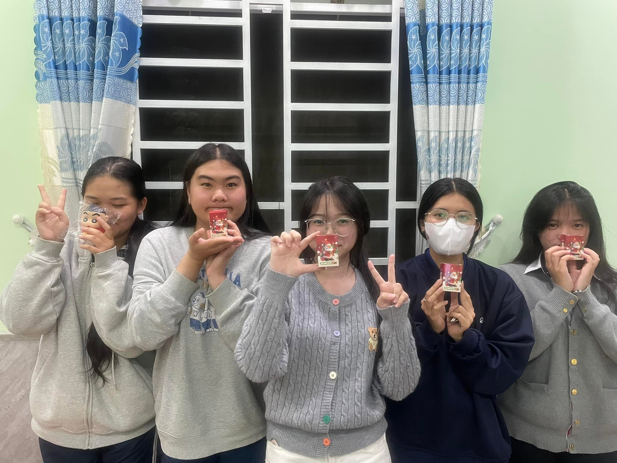 Học viên LongIELTS luyện tập theo nhóm nhỏ