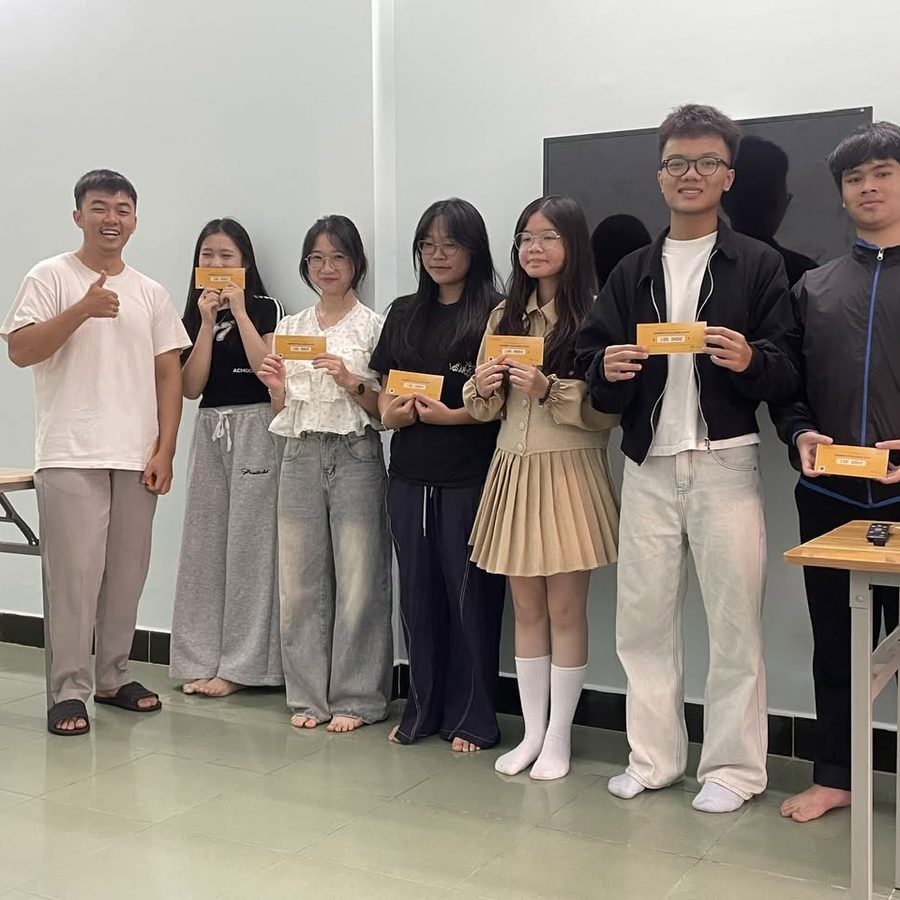 Thầy Long chụp ảnh cùng học viên trên lớp, tháng 9/2026